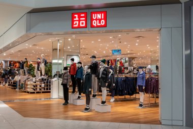 Doğu Rutherford, NJ, ABD - 16 Ağustos 2022: Doğu Rutherford, NJ, ABD 'deki bir alışveriş merkezinde UNIQLO mağazası.