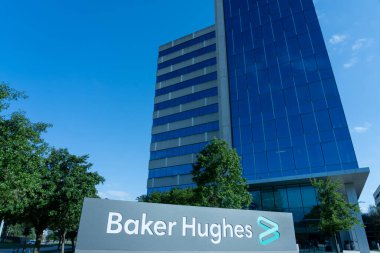 Houston, Teksas, ABD - 14 Nisan 2024: Baker Hughes Houston, Teksas, ABD merkezinin dışındaki logo işaretini kapat. Baker Hughes Şirketi bir Amerikan enerji şirketi..