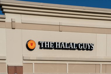 Pearland, TX, ABD - 12 Nisan 2024 Pearland, TX, ABD 'deki binada Halal Guys imzası var. Halal Boys, tavuklu veya pirinçli jiroskop etinden oluşan bir restoran zinciri..