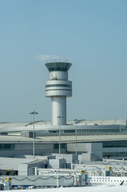 Mississauga, ON, Kanada - 13 Eylül 2024: Toronto Pearson Uluslararası Havalimanı 'na park etmiş Air Canada uçakları. Air Canada Kanada 'nın en büyük havayolu şirketidir..