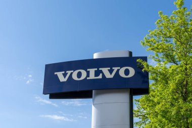 Arka planda mavi gökyüzü olan Volvo işaretini kapat. Salt Lake City, Utah, ABD, 15 Mayıs 2023. Volvo, İsveçli bir kamyon, otobüs ve inşaat ekipmanı üreticisi..