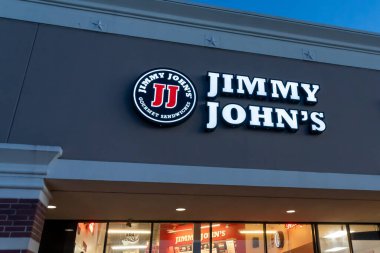 Pearland, TX, ABD - 12 Nisan 2024: Pearland, TX, ABD 'deki binada Jimmy John' un logosu. Jimmy John 's bir Amerikan sandviç zinciri..