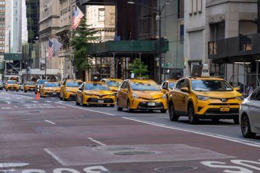 New York 'un merkezindeki caddede sarı taksiler, New York, ABD, 21 Ağustos 2022.