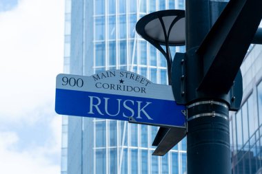 Houston, TX, ABD şehir merkezindeki ana cadde koridorunda Rusk sokak tabelası..