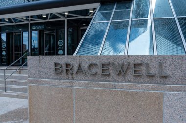 Houston, Teksas, ABD - 14 Nisan 2024: Bracewell LLP şirket tabelaları Houston, Teksas, ABD merkezinin dışında. Bracewell LLP bir Enerji Hukuk Firması.