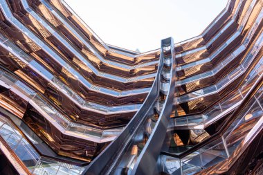 New York City, ABD - 18 Ağustos 2022: ABD 'de Vessel. Gemi Hudson Yardları Yeniden Geliştirme Projesi kapsamında inşa edilmiş bir yapı ve ziyaretçi cazibesidir..
