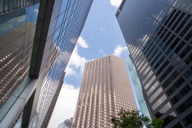 Houston 'ın arka planında mavi gökyüzü olan yüksek binalara bakıyorum..