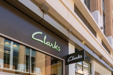 Salt Lake City, Utah, ABD - 15 Mayıs 2023: Salt Lake City, Utah, ABD. Clarks, uluslararası bir ayakkabı üreticisi ve perakendecisi..