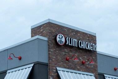 Pearland, Teksas, ABD - 15 Nisan 2024: Pearland, Teksas, ABD 'de bir Slim Chickens restoranı. Slim Chickens hızlı gelişigüzel bir restoran zinciri.. 