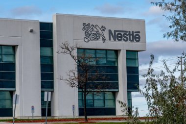 Brampton, Ontario, Kanada - 4 Kasım 2018: Brampton, Ontario 'da Nestle Canada imzası. Nestle S.A. İsviçre 'nin uluslararası gıda ve içecek şirketidir..