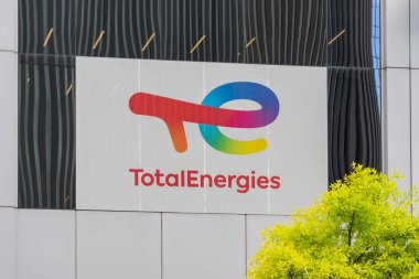 Houston, Teksas, ABD - 14 Nisan 2024: TotalEnerjiler logosunun kapanışı ve ABD 'nin Houston kentindeki binayla imzalanması. TotalEnergies küresel bir entegre enerji şirketidir..