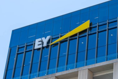 Auckland, Yeni Zelanda - 30 Ocak 2024: Auckland, Yeni Zelanda 'daki binada EY (Ernst ve Young) logosu var. EY, İngiliz çokuluslu profesyonel hizmet ortaklığıdır..