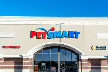 Pearland, Teksas, ABD - 12 Nisan 2024: Pearland, Teksas, ABD 'de bir PetSmart mağazası. PetSmart Inc., evcil hayvan ürünleri ve hizmetleri satan bir Amerikan perakende zinciri.