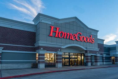 Pearland, TX, ABD - 12 Nisan 2024: Pearland, TX, ABD 'de gece bir Homefood mağazası. HomeGoods, Amerikan indirimli ev mobilyası mağazaları zinciri..
