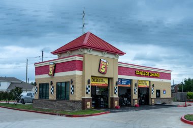 Pearland, Teksas, ABD - 15 Nisan 2024: Pearland, Teksas, ABD 'deki Take 5 mağazası. Çekim 5, sadece yağ değişimi ve ikincil maddelere odaklı hızlı bir yağlama zinciri..