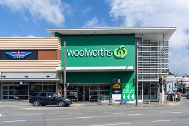 Wellington, Yeni Zelanda - 10 Şubat 2024: Wellington, Yeni Zelanda 'da Woolworths süpermarketi. Woolworths Süpermarketleri, Avustralya 'da bir süpermarket ve süpermarket zinciri..