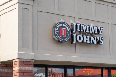 Jimmy John 'un binadaki logo işaretini kapat. Salt Lake City, Utah, ABD - 12 Mayıs 2023. Jimmy John 's, sandviç ve patates cipslerinde uzmanlaşmış bir karşı servis zinciri..