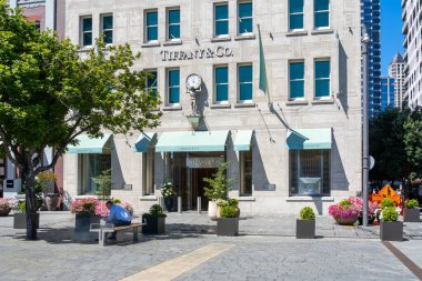 Auckland, NZ - 30 Ocak 2024: Auckland, Yeni Zelanda 'da Galway Caddesi' ndeki bir Tiffany and Co. mağazası. Tiffany and Co., Amerikan lüks mücevher ve özel tasarım evi..