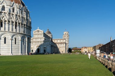 Pisa, İtalya - 20 Temmuz 2024: İtalya 'da Eğik Pisa Kulesi' ni ziyaret eden insanlar. Eğik Pisa Kulesi, Pisa Katedrali 'nin serbest çan kulesidir..