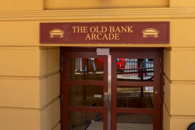 Wellington, Yeni Zelanda - 11 Şubat 2024: Wellington, Yeni Zelanda 'daki Old Bank Arcade binasının girişi. Old Bank Arcade bir perakende ve ofis kompleksi..