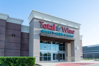 Pearland, TX, ABD - 12 Nisan 2024: Pearland, TX, ABD 'de Toplam Şarap Mağazası. Total Wine and More, Amerikalı bir içki perakendecisi..