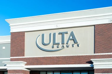 Pearland, Teksas, ABD - 12 Nisan 2024: Pearland, Teksas, ABD 'deki binadaki Ulta Güzellik Mağazasının Kapanışı tabelası. Ulta Beauty Amerika 'nın en büyük güzellik perakendecisi ve başbakanıdır..