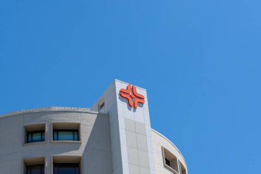 Houston, TX, ABD - 11 Nisan 2024: HCA Houston Sağlık Hizmetleri logosu Houston, TX, ABD 'deki Hermann Dr' daki HCA Houston Sağlık Merkezi 'nin tepesinde