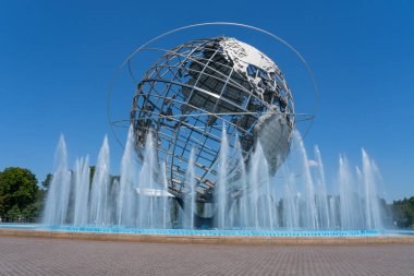 New York City, ABD - 19 Ağustos 2022: New York 'taki Flushing Meadows Corona Park' ta Unisphere. Unisphere, Gilmore D. Clarke tarafından tasarlanan Dünya 'nın küresel paslanmaz çelik bir temsilcisidir..