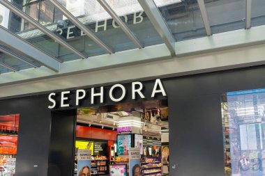 Auckland, NZ - 30 Ocak 2024: Auckland, Yeni Zelanda 'da bir Sephora mağazası. Sephora, Fransız çokuluslu kişisel bakım ve güzellik ürünleri perakendecisi..