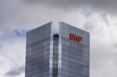 Houston, Teksas, ABD - 15 Şubat 2022: Houston, Teksas, ABD 'deki BHP ofis binası. BHP, Avustralyalı bir maden şirketi olan BHP Group Limited ve BHP Group plc 'in ticaret kuruluşudur..
