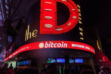 LAS VEGAS, NEVADA, ABD - 1 Ocak 2018: Fremont Street Experience 'da bir kumarhane ve otel girişindeki neon tabela. The D 'nin içinde Bitcoin ATM olduğunu gösteren tabela..