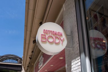 Salt Lake City, Utah, ABD - 12 Mayıs 2023: ABD 'de Salt Lake City, Utah' ta bir kaportacı tabelası. Cotton On Body modaya uygun, şık, rahat ve uygun fiyatlı bir markadır..