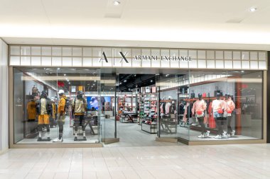 East Rutherford, NJ, ABD - 16 Ağustos 2022: East Rutherford, NJ, ABD 'deki American Dream alışveriş merkezinde bir Armani Exchange mağazası. Armani Borsası, Armani ailesinde uygun fiyatlı bir çizgidir..