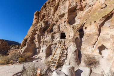 Los Alamos, New Mexico yakınlarındaki Bandelier Ulusal Anıtı manzarası. Anıt, milattan sonra 1150-1600 yılları arasındaki Pueblo yapılarının çoğu olan Ataların evlerini ve topraklarını koruyor..