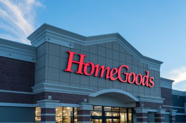 Pearland, TX, ABD - 12 Nisan 2024: Pearland, TX, ABD 'de gece bir Homefood mağazası. HomeGoods, Amerikan indirimli ev mobilyası mağazaları zinciri..