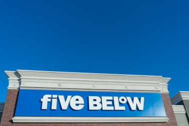 Pearland, Teksas, ABD - 12 Nisan 2024: Pearland, Teksas, ABD 'de bir mağaza. Five Aow Inc., Amerika 'da indirimli indirimli satış mağazaları zinciri..