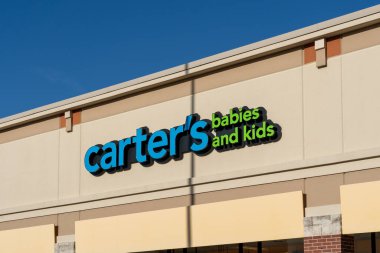 Pearland, TX, ABD - 12 Nisan 2024: Carter 'ın mağaza logosunun kapağı gösteriliyor. Carter 's Inc., çocuk giyim ve aksesuarları satan bir Amerikan perakendecisi..