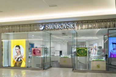 Doğu Rutherford, NJ, ABD - 16 Ağustos 2022: Doğu Rutherford, NJ, ABD 'deki bir alışveriş merkezinde bir Swarovski kuyumcusu.