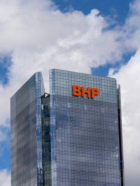 Houston, Teksas, ABD - 15 Şubat 2022: Houston, Teksas, ABD 'deki BHP ofis binası. BHP, Avustralyalı bir maden şirketi olan BHP Group Limited ve BHP Group plc 'in ticaret kuruluşudur..