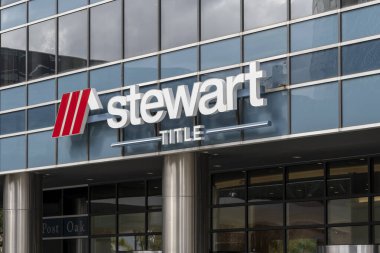 Houston, Teksas, ABD - 15 Şubat 2022: Houston, Teksas, ABD 'deki merkezlerinin dışındaki binada Stewart Unvanı ambleminin kapanışı. Stewart Title bir Amerikan Sigorta şirketi..