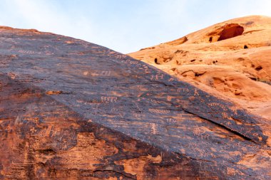 Nevada, ABD 'deki Ateş Vadisi' nde petrogliflerin yakın çekimi