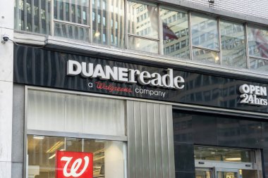 New York City, ABD - 17 Ağustos 2022: Duane Reade by Walgreens, New York City, ABD. Duane Reade bir eczane ve market kombinasyonu..