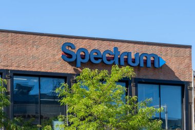 New York City, ABD - 19 Ağustos 2022: New York City, ABD 'deki binadaki spektrum mağaza tabelası. Spektrum bir Charter Communications markası, bir geniş bant bağlantı şirketi ve kablo operatörüdür..
