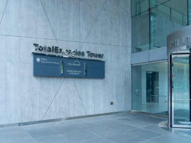Houston, Teksas, ABD - 14 Nisan 2024: Houston, Teksas, ABD 'deki girişte üzerinde şirket tabelaları (HWA, Tellurian ve Petroleum Club) bulunan TotalEnergies Tower dizin işareti.