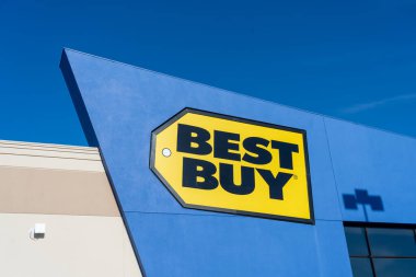 Pearland, Teksas, ABD - 12 Nisan 2024: Pearland, Teksas, ABD 'de Best Buy arabası olan bir Best Buy mağazası. Best Buy, çok uluslu bir tüketici elektroniği şirketidir.
