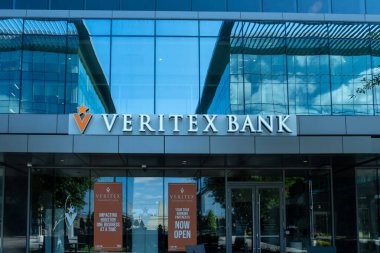 Houston, TX, ABD - 14 Nisan 2024: Houston, Teksas, ABD 'deki şubelerinden birinde VeritEX BANK logosu işareti.