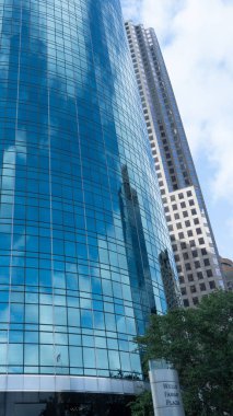 Houston, Teksas, ABD - 14 Nisan 2024: Wells Fargo Plaza ofis binası Houston, Teksas, ABD. Wells Fargo Plaza gökdelendir..