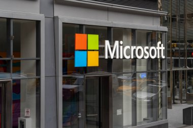 New York City, New York, ABD - 17 Ağustos 2022: New York City, ABD 'de Manhattan şehir merkezindeki bir Microsoft mağazası. Microsoft Corporation, Amerikan çokuluslu teknoloji şirketidir..