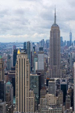 21 Ağustos 2022 'de New York, New York' taki Rockefeller Center 'ın üstündeki gözlemevinden Manhattan ufuk çizgisi görüntüsü.