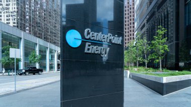 Houston, Teksas, ABD - 14 Nisan 2024: Houston, Teksas, ABD 'deki merkezlerinin dışındaki CenterPoint Enerji tabelası. CenterPoint Energy, Inc. bir Amerikan elektrik ve doğal gaz şirketidir..